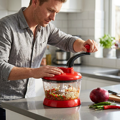 homme utilise hachoir cutter masher