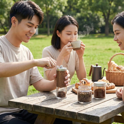 amies utilisent moulin à café bois céramique en pique nique