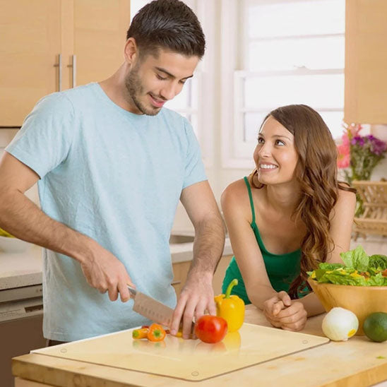 couple utilise planche à découper robuste hygiénique