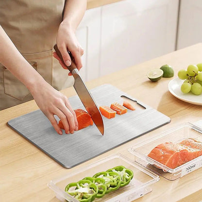 femme coupe carottes sur planche à découper inox indestructible