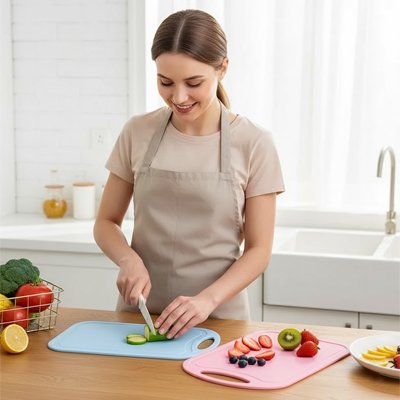 femme coupe concombre sur Planche a decouper colorcut  vert menthe