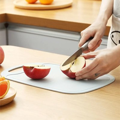 femme coupe pomme sur Planche a decouper colorcut gris 