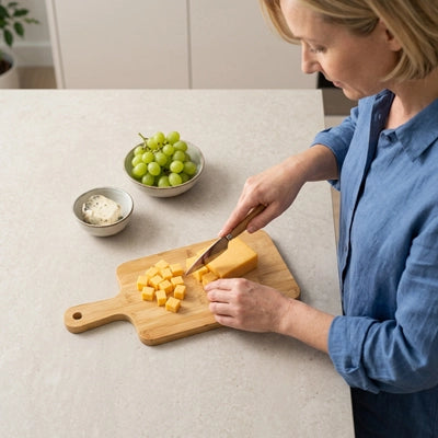 femme découpe fromages planche a decouper en bois bambucut-pro