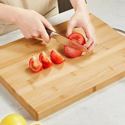 femme découpe tomates sur planche a decouper bois massif double face