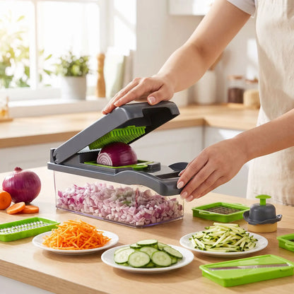 femme hache oignons dans hachoir quickchop