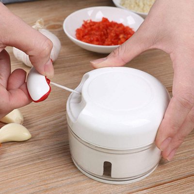 femme tire sur corde de mini hachoir manuel pratique