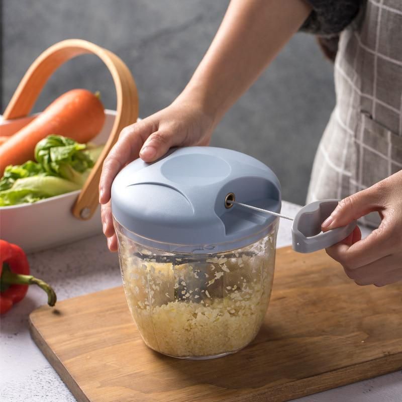 femme tire sur le cordon du hachoir easymincer