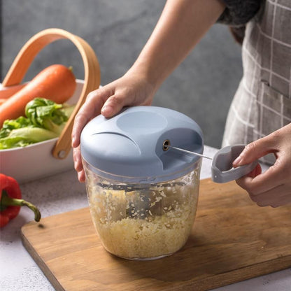 femme tire sur le cordon du hachoir easymincer