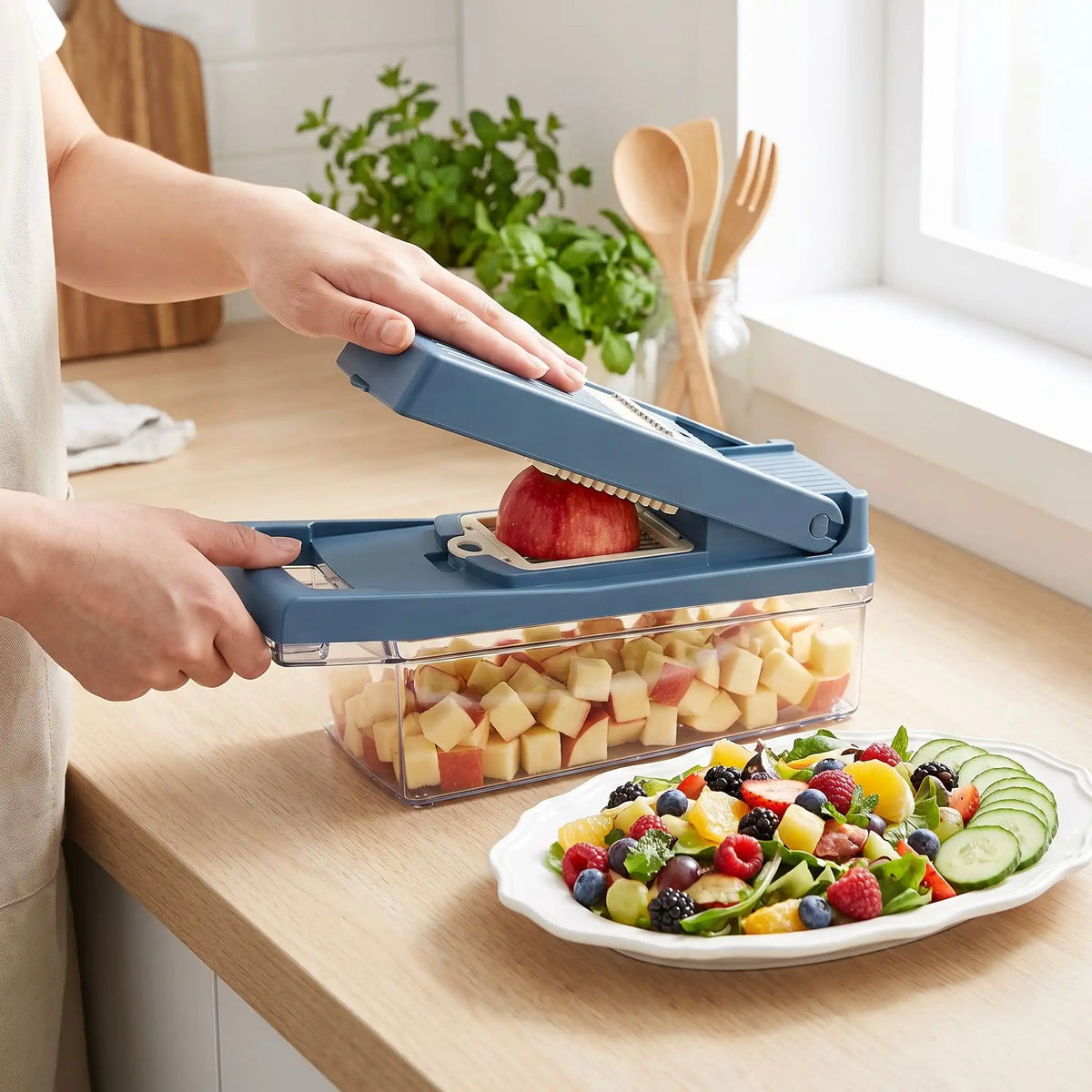 femme tranche pomme cuisine mandoline 8 en 1 inox