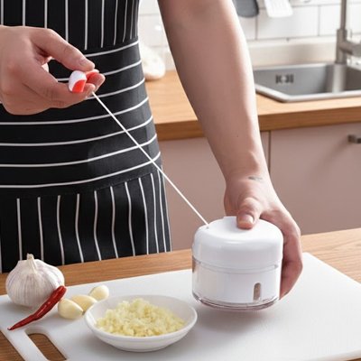 femme utilise mini hachoir manuel  pratique
