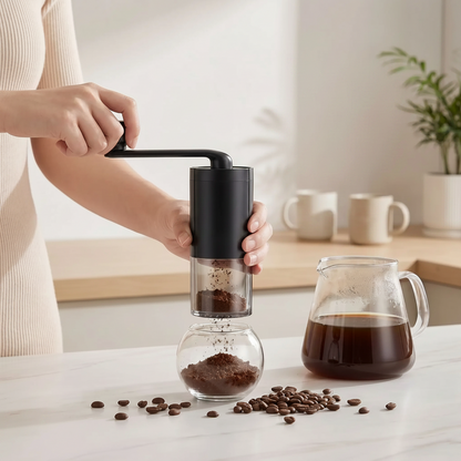 femme utilise moulin à café compact manuel céramique