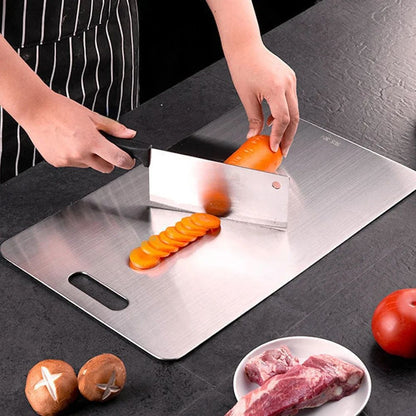 homme coupe légumes sur planche à découper inox 316 hygiénique