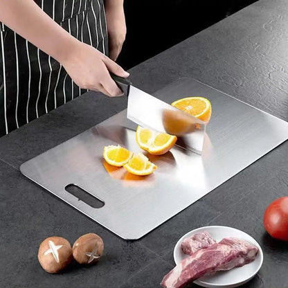 homme coupe orange sur planche à découper inox indestructible