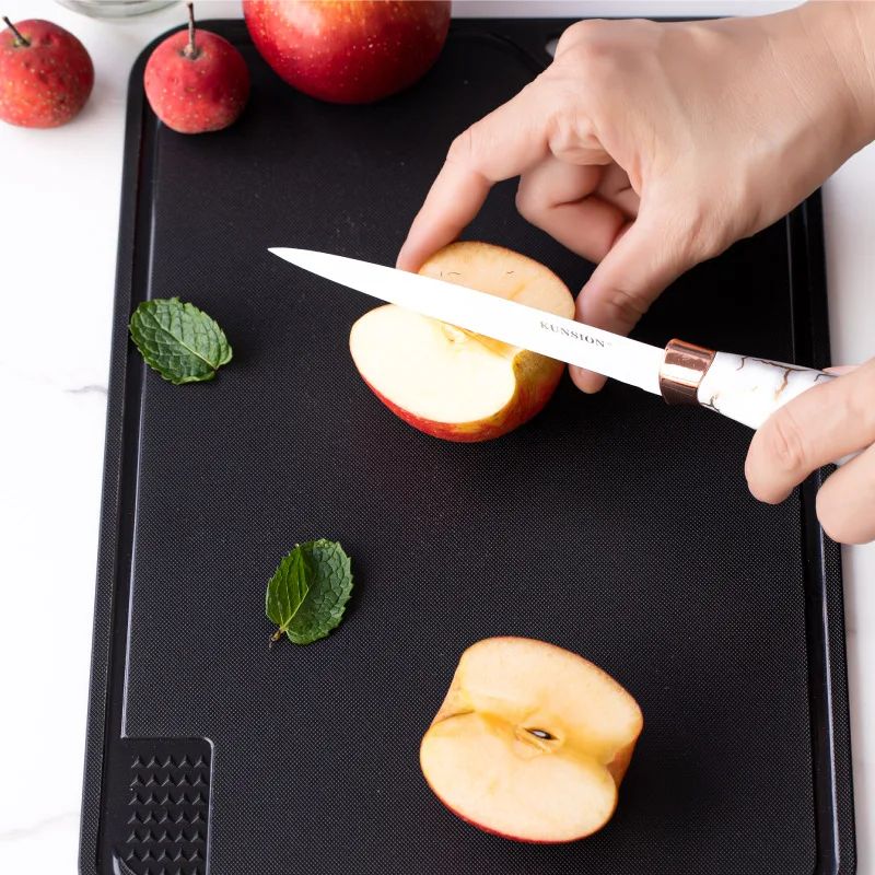 homme coupe pomme sur planche à découper durable