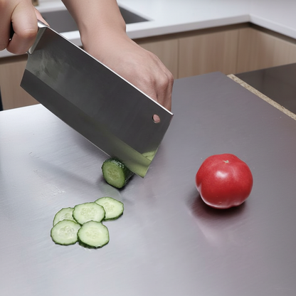 homme découpe concombre sur planche a decouper steelcut pro