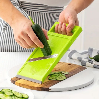 homme découpe courgette mandoline cuisine slicepro compact vert