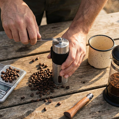 homme prépare son café grâce au moulin à café cortado