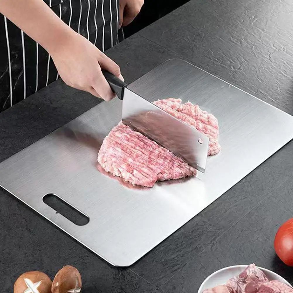 homme tranche la viande sur planche a découper inox indestructible