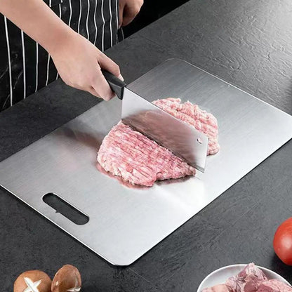 homme tranche la viande sur planche a découper inox indestructible